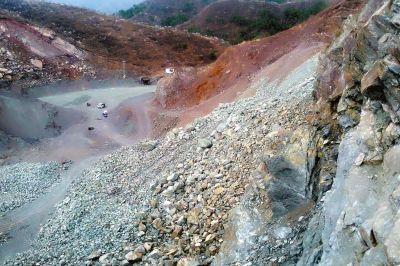 村干部助非法团伙炸山取石村民阻止运石遭恐吓