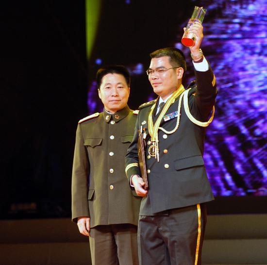 届"中国十大杰出青年"称号的曾满军(右)和颁奖嘉宾杨利伟在颁奖典礼上
