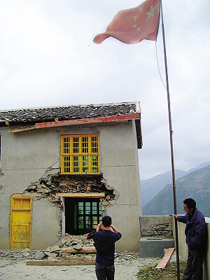 5月28日中午,石碉楼乡一藏民在刨土豆准备做午餐.