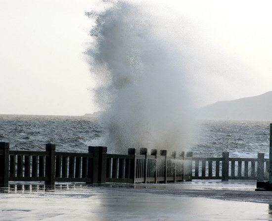 图文:海边大风在连云港掀起10米高巨浪