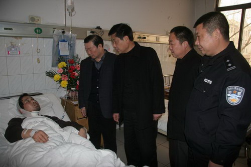 河南南阳监狱罪犯持剪刀捅伤干警组图