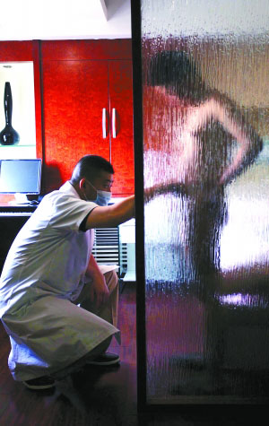 经过全面的检查,小成基本属于"真性两性人",他的染色体核型为男性核型