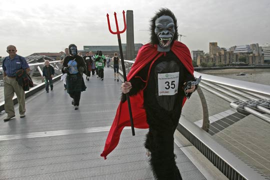 组图:英国伦敦举行模仿大猩猩赛跑比赛