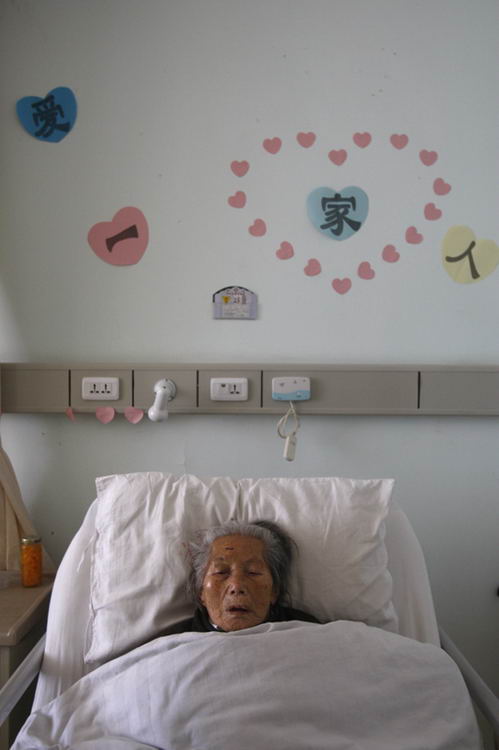 图文:82岁的邱三秀老人静静的躺在床上