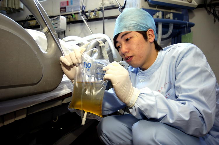 图文:许多男患者都要求由男护士帮忙导尿