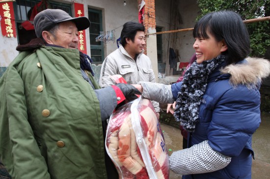 图文:江西省万年县工作人员为贫困户送慰问金