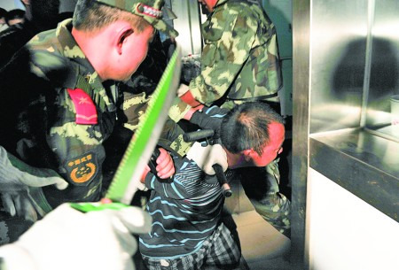 男子劫持岳父逼警察找回出走妻子组图