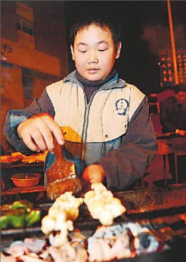 12岁男孩辍学路边卖烧烤网络走红(图)