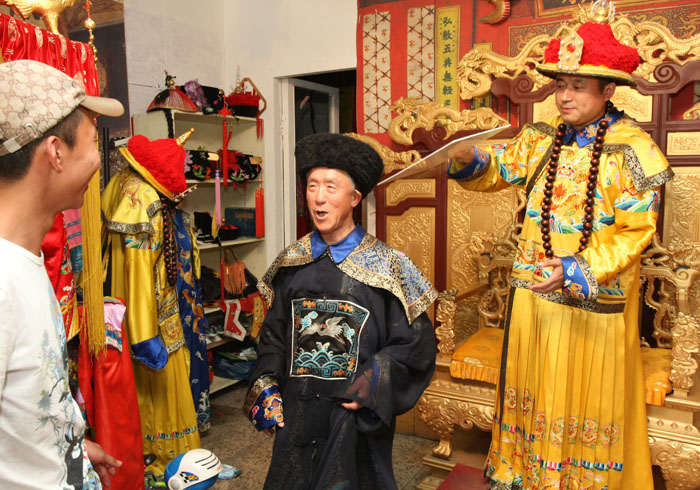 图文皇帝为大臣扇扇子