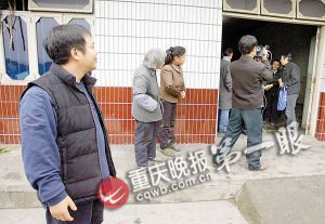 为困难群众送钱都是由同事代劳，“奥迪哥”（左）一般都躲在旁边。