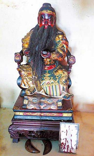 图为台湾一关公庙,供奉神像的胡须10年间自然长长15厘米.