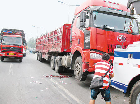 女子车流中发广告被大货车撞死(图)