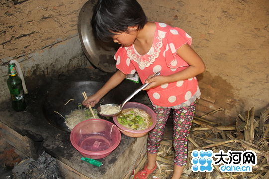 九岁女童辍学照顾生病家人(组图)