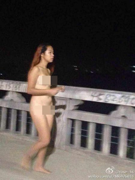 网传女子裸跑图片 称是为得到iphone