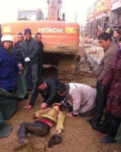 女子因挖石油管道起纠纷被挖掘机轧死(组图)|挖掘机|碾压_新浪新闻