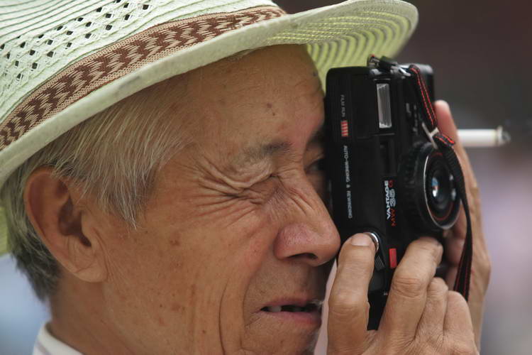 60岁老人拍照姿势图片