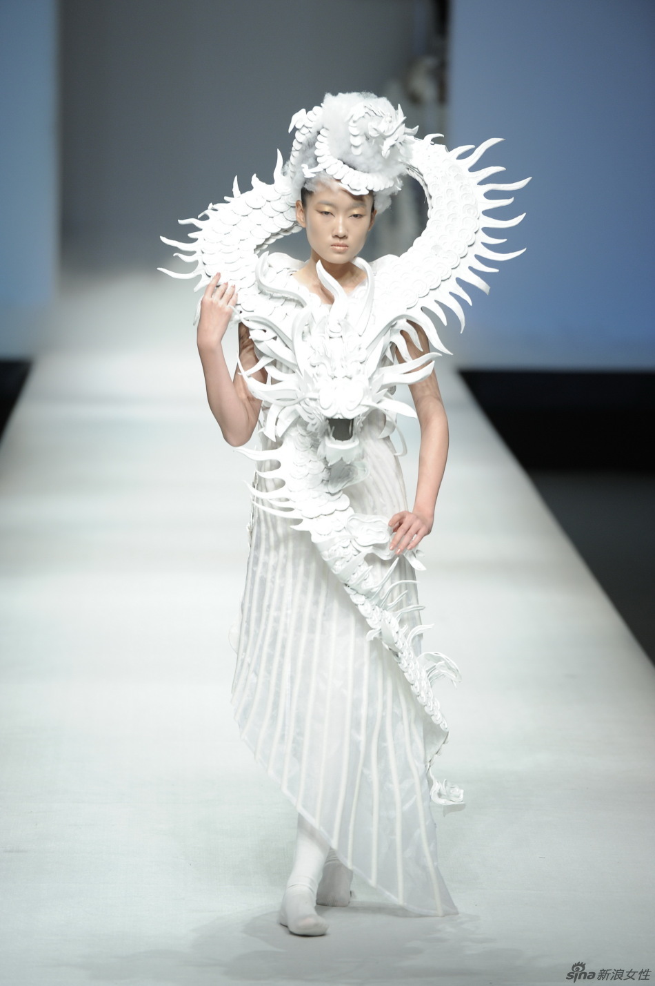 许茗首次秀演中国时装周