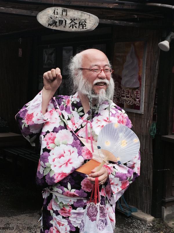 日本水手服爷爷换风格 穿和服娇媚