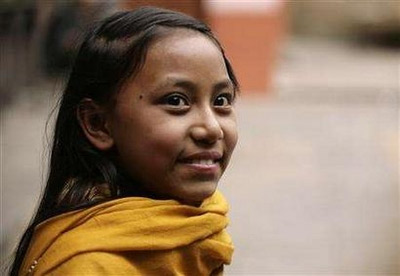 尼泊尔11岁女活佛宣布退位(组图)