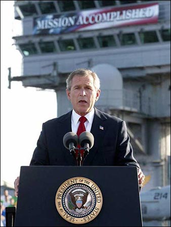 布什总统站在美国海军林肯号航空母舰甲板上宣布:伊拉克主要作战