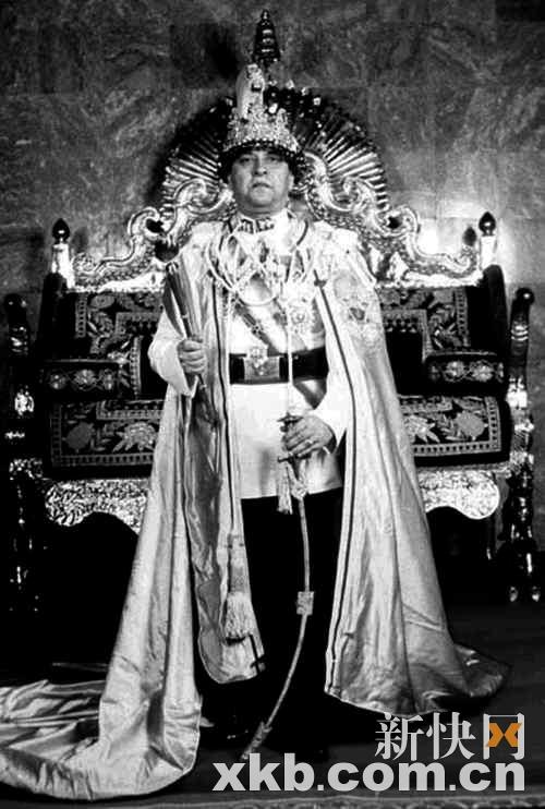 贾南德拉退位却拒交王冠