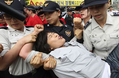 李明博韩国不会再容忍暴力图