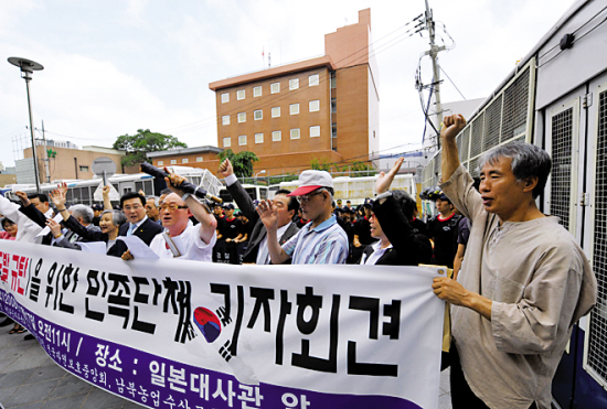 韩国和日本之间关于独岛(日本称"竹岛")的纷争17日再次升级.