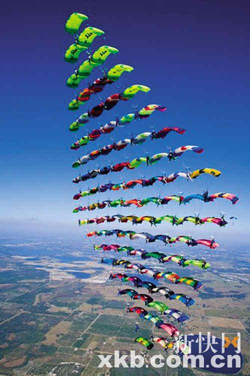 百人跳伞跳出"菱形"
