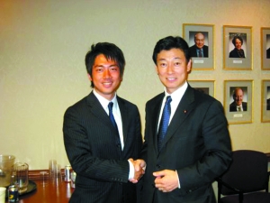 小泉进次郎日本前首相小泉纯一郎25日表示,自己决定不再竞选众议员,向