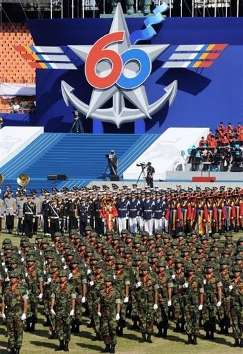 韩国建军60周年 首尔街头举行阅兵式(组图)