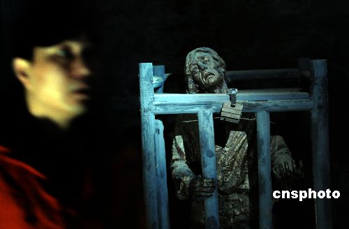 宫雪城监狱展示着根据旧西藏法典而对农奴和奴隶们施加的各种酷刑