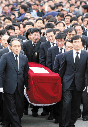 卢武铉跳崖自杀