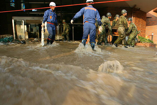 日本遭遇洪水和泥石流11人丧生(图)