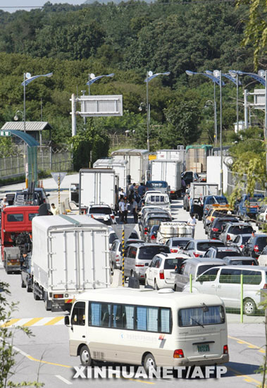 9月1日,韩国车辆在坡州准备通过边境前往朝鲜开城.新华社/法新