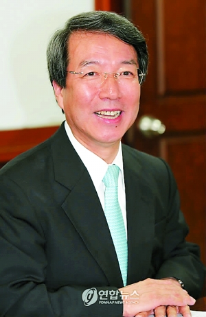 郑云灿现年62岁,来自忠清道地区,比前任总理韩升洙年轻10岁.