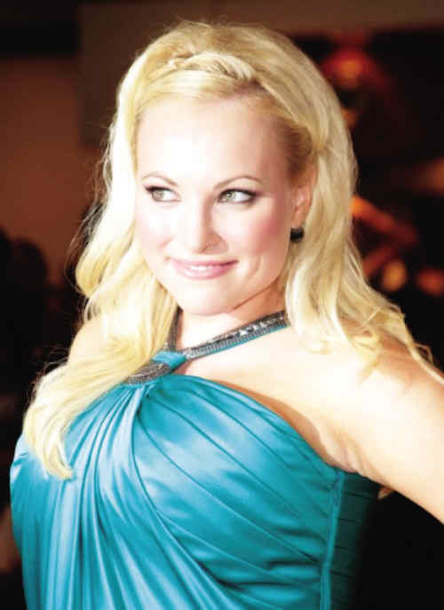 麦凯恩女儿"爆乳照"曝光 网友炮轰不雅