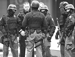 加男子持枪劫持8人质