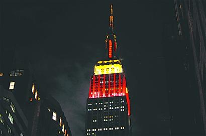 2月16日,美国纽约帝国大厦亮起红,黄两色灯光,庆祝中国传统新春佳节