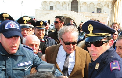 脱口秀节目主持人桑托罗(中)到达特拉尼地方法院作证.图/人民图片