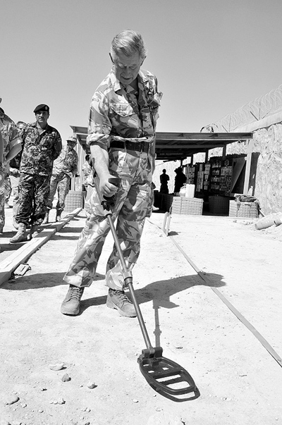 英王储查尔斯阿富汗劳军"探雷"(图)