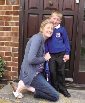 英国癌症妈妈开学第一天坚持送孩子上学