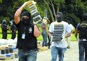 【图说】24日,巴拿马警察在首都巴拿马城展示收缴的可卡因.