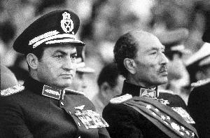 1981年10月6日，时任埃及总统萨达特（右）和穆巴拉克出席阅兵式。有士兵从队伍中开火，萨达特身亡，穆巴拉克受伤
