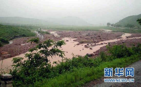 这张朝中社8月4日提供的照片显示的是朝鲜黄海南道康翎郡地区被洪水
