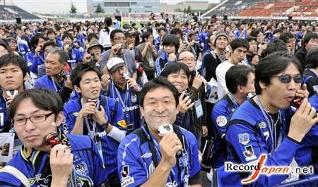 日本举办千人剃须活动 刷新吉尼斯纪录