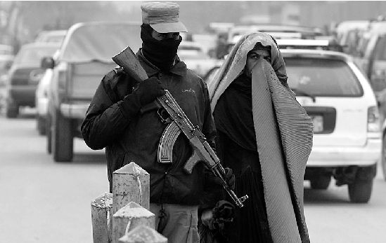 2月26日,一名警察在阿富汗首都喀布尔一处检查站警戒着.新华社发