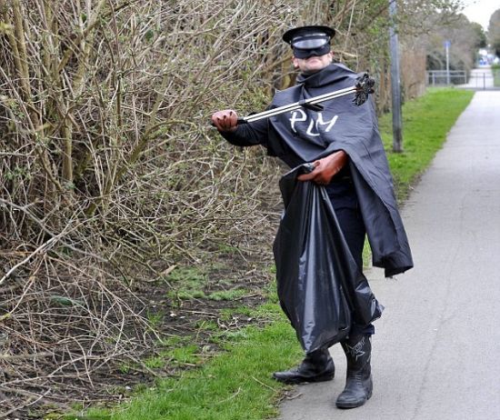 英小镇惊现"垃圾魅影侠" 匿名清洁环境被赞真英雄 - 中文国际