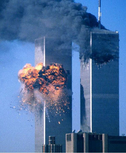 被撞毁的美国世贸大厦