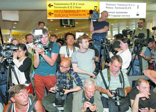 在莫斯科谢列梅捷沃机场,媒体记者等候斯诺登.
