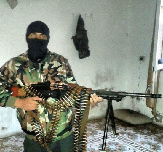 这张照片中显示,23岁的巴里从说唱歌手变成伊斯兰极端分子,带着面具